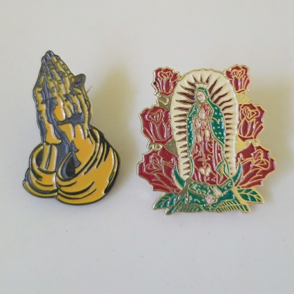 🙏🌹Bella Dońa Prayer Hands & Virgin Mary Pins